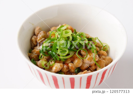 小皿に入れた納豆 120577313