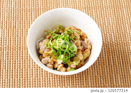 小皿に入れた納豆 120577314