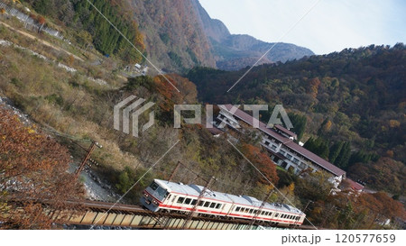 立山を走る富山地鉄 120577659