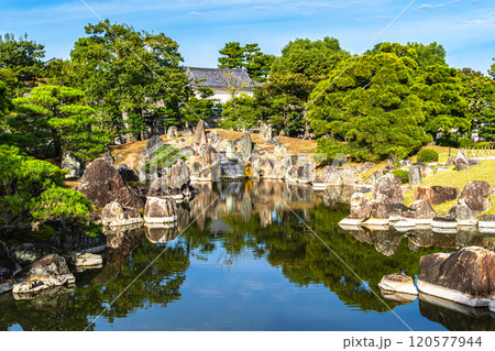 京都、元離宮二条城の二の丸庭園 京都、元離宮二条城の二の丸庭園 120577944
