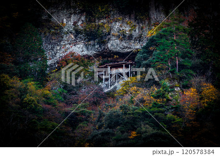 遥拝所より望む秋の三徳山三佛寺　国宝投入堂 120578384