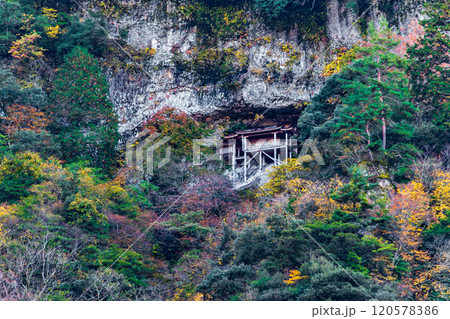 遥拝所より望む秋の三徳山三佛寺　国宝投入堂 120578386