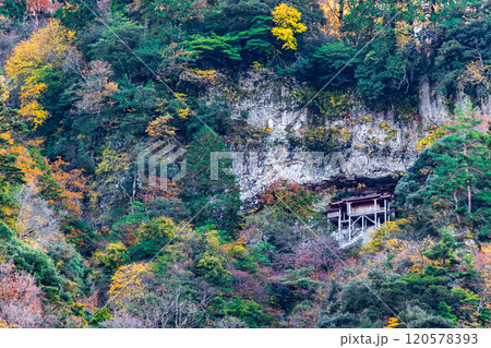 遥拝所より望む秋の三徳山三佛寺　国宝投入堂 120578393