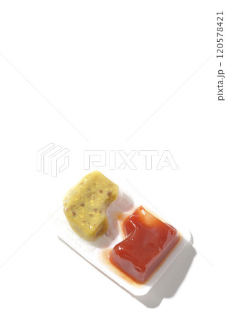 ポーション容器に入っているケチャップとマスタードを白背景で撮影 120578421