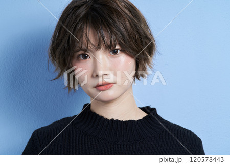 若い女性のポートレート 若い女性のポートレート 120578443