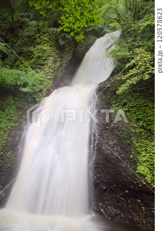 群馬県中之条町にある世立八滝、段々の滝 120578623