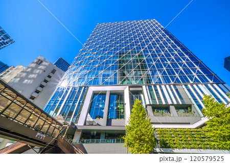 日本の東京都市景観 歩道橋のある街。渋谷アクシュやガラス窓に映る渋谷クロスタワー=11月25日 日本の東京都市景観 歩道橋のある街。渋谷アクシュやガラス窓に映る渋谷クロスタワー=11月25日 120579525