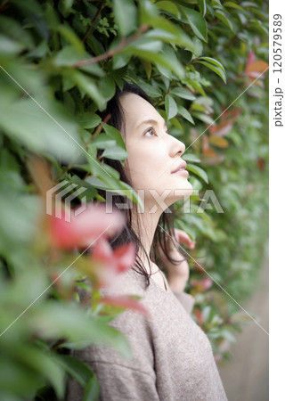 植物に埋もれる女性 120579589