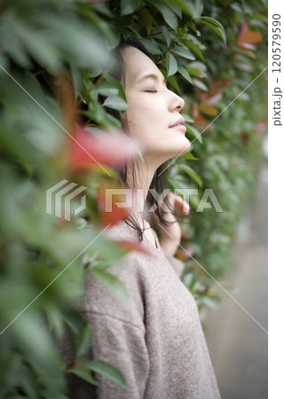 植物に埋もれる女性 120579590