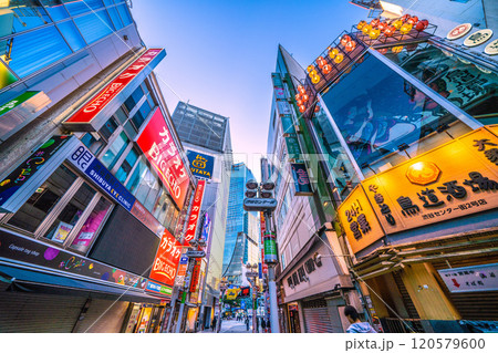 日本の東京都市景観 早朝の渋谷センター街から渋谷スクランブル交差点などを望む=9日、6時30分過ぎ 日本の東京都市景観 早朝の渋谷センター街から渋谷スクランブル交差点などを望む=9日、6時30分過ぎ 120579600