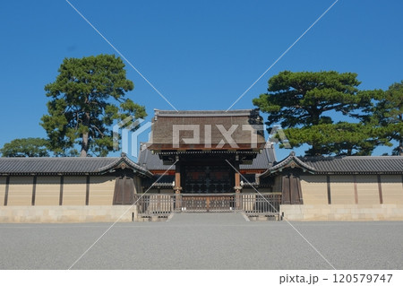 京都御所の建礼門 120579747