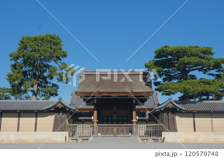京都御所の建礼門 120579748