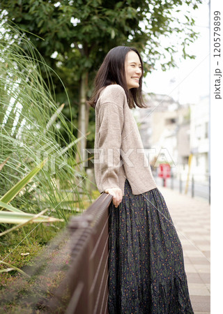 散歩中の女性 散歩中の女性 120579899