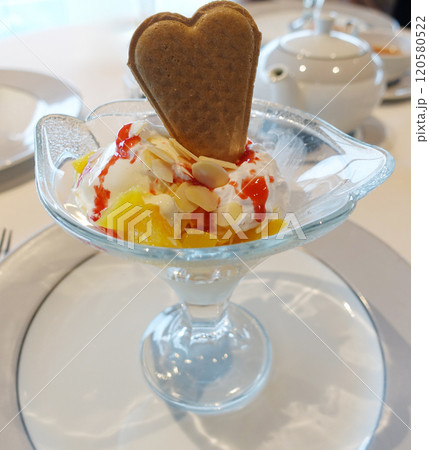 豪華客船MSCベリッシマでの食事　デザート 120580522