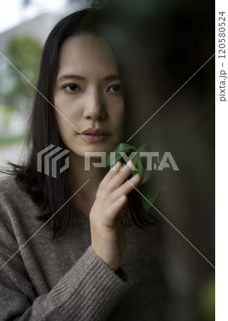 木の傍らに立つ女性 木の傍らに立つ女性 120580524
