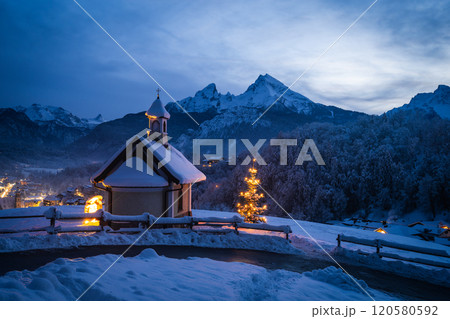 ドイツ　クリスマスののベルヒテスガーデンの街並み　クリスマスチャペルと聳えるヴァッツマン山 120580592