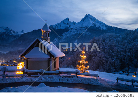 ドイツ　クリスマスののベルヒテスガーデンの街並み　クリスマスチャペルと聳えるヴァッツマン山 120580593