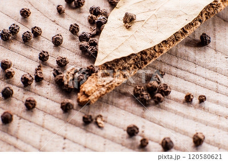 cooking herbs. fresh delicious herbs. bay leafs, black pepper and pimento.cooking herbs. fresh delicious herbs. bay leafs 120580621