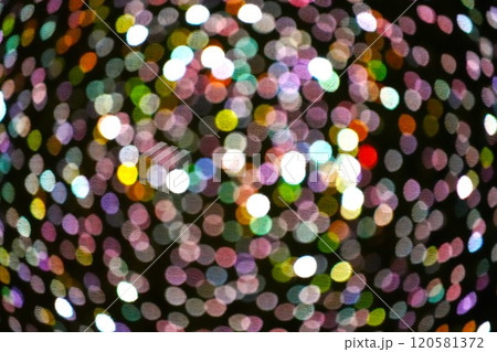 イルミネーションのカラフルなライト 120581372