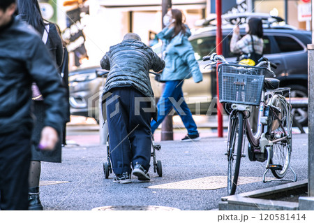 日本の東京都市景観 孤独は山になく、街にある…高齢化社会…＝東京都内（渋谷・宮益坂下交差点横断歩道） 120581414