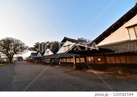 早朝の山居倉庫 120582594