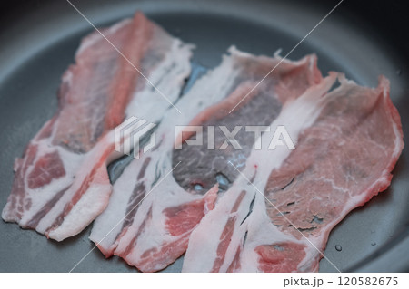 ホットプレートで豚肉を焼いているところ　(写真素材) 120582675