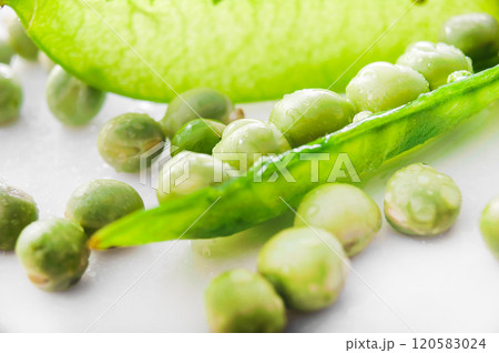 Fresh green peas on a wooden background. Top view.Pods of green peas and pea on a wooden surface 120583024