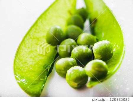 Fresh green peas on a wooden background. Top view.Pods of green peas and pea on a wooden surface 120583025