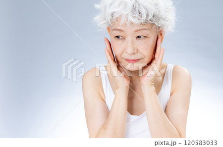 シニア女性　ビューティー　困る 120583033