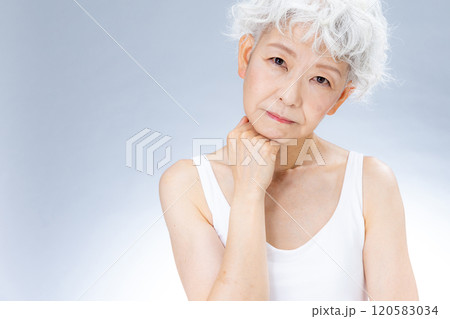 シニア女性　ビューティー　困る 120583034