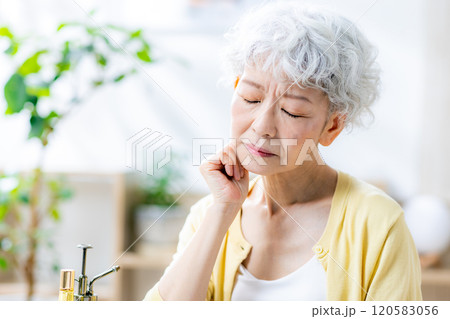 シニア女性　悩む 120583056
