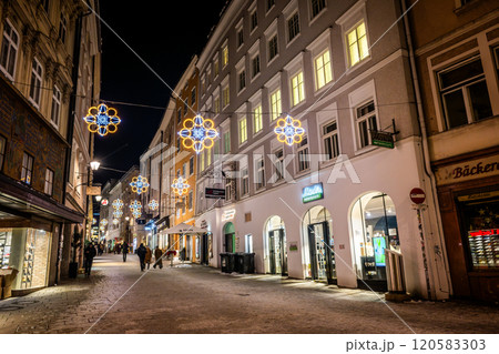 ザルツブルグ リンツァー・ガッセのイルミネーション ザルツブルグ リンツァー・ガッセのイルミネーション 120583303