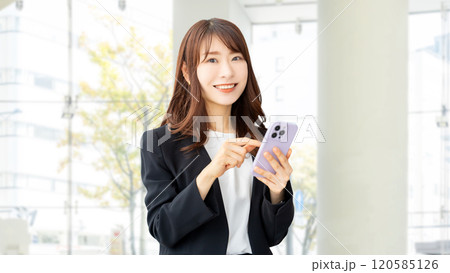 スマホを使う笑顔の女性・ビジネスウーマン 120585126