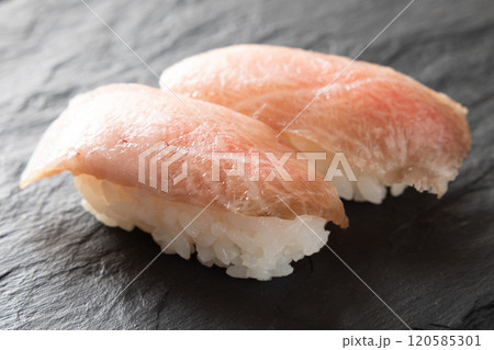 美味しいまぐろ中トロの握り鮨 美味しいまぐろ中トロの握り鮨 120585301