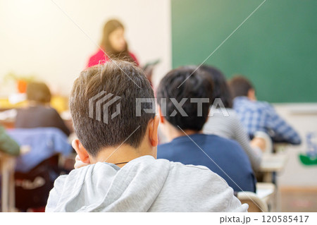 School children are participating actively in class 120585417