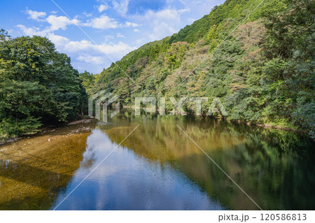 新城市の桐谷の不動滝から見た宇連川の水面に青空が映る風景(愛知県) 120586813