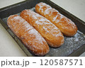 バットに並べられた揚げパン 120587571