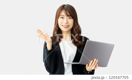 パソコンを持って案内をする笑顔の女性・ビジネスウーマン パソコンを持って案内をする笑顔の女性・ビジネスウーマン 120587705