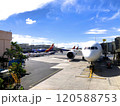 『ハワイ』ホノルル国際空港とジェット機 120588753