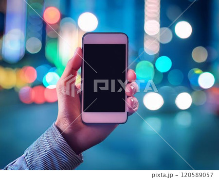 スマホを持つ手 120589057