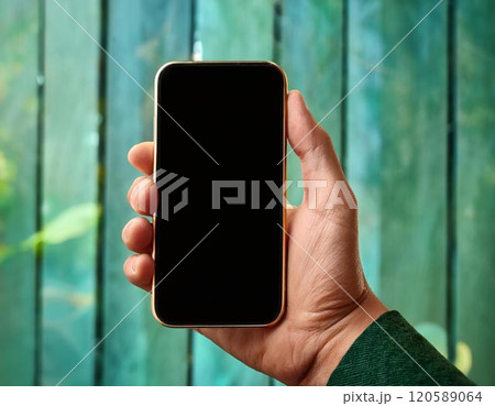 スマホを持つ手 120589064