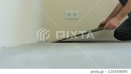 Laying underlay for the laminate flooring. Preparatory work before laying a laminate board. Laying a polypropylene substrate under the laminate. Renovation of a new house. 120589095