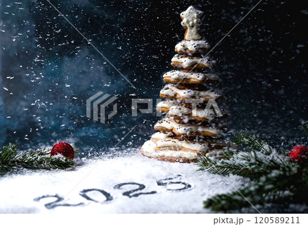 Gingerbread Christmas tree on a festive table. 2025. Sweet snow. Icing sugar. Copy space. Close-up 120589211