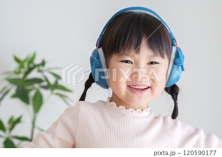 イヤーマフをした聴覚過敏の子供 イヤーマフをした聴覚過敏の子供 120590177