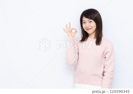OKサインをしている女性 OKサインをしている女性 120590345