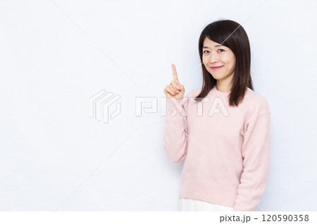 人差し指を立てる女性 120590358