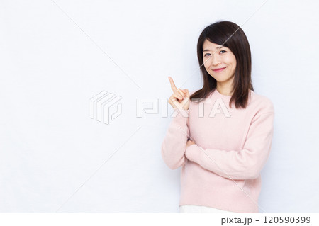 人差し指を立てる女性 120590399