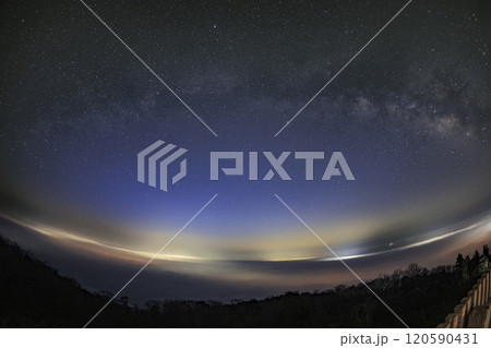 薄明の雲海の空に流れる天の川 120590431