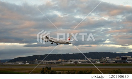 飛行場を飛び立つ飛行機の風景 飛行場を飛び立つ飛行機の風景 120590689