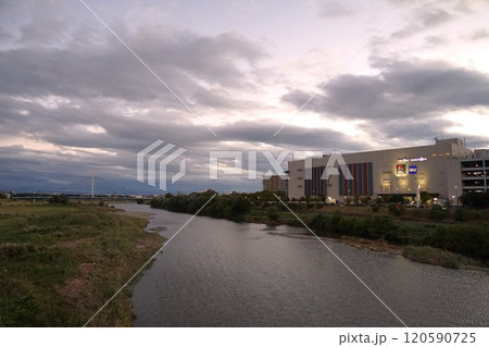 猪名川の夕暮れの風景 猪名川の夕暮れの風景 120590725